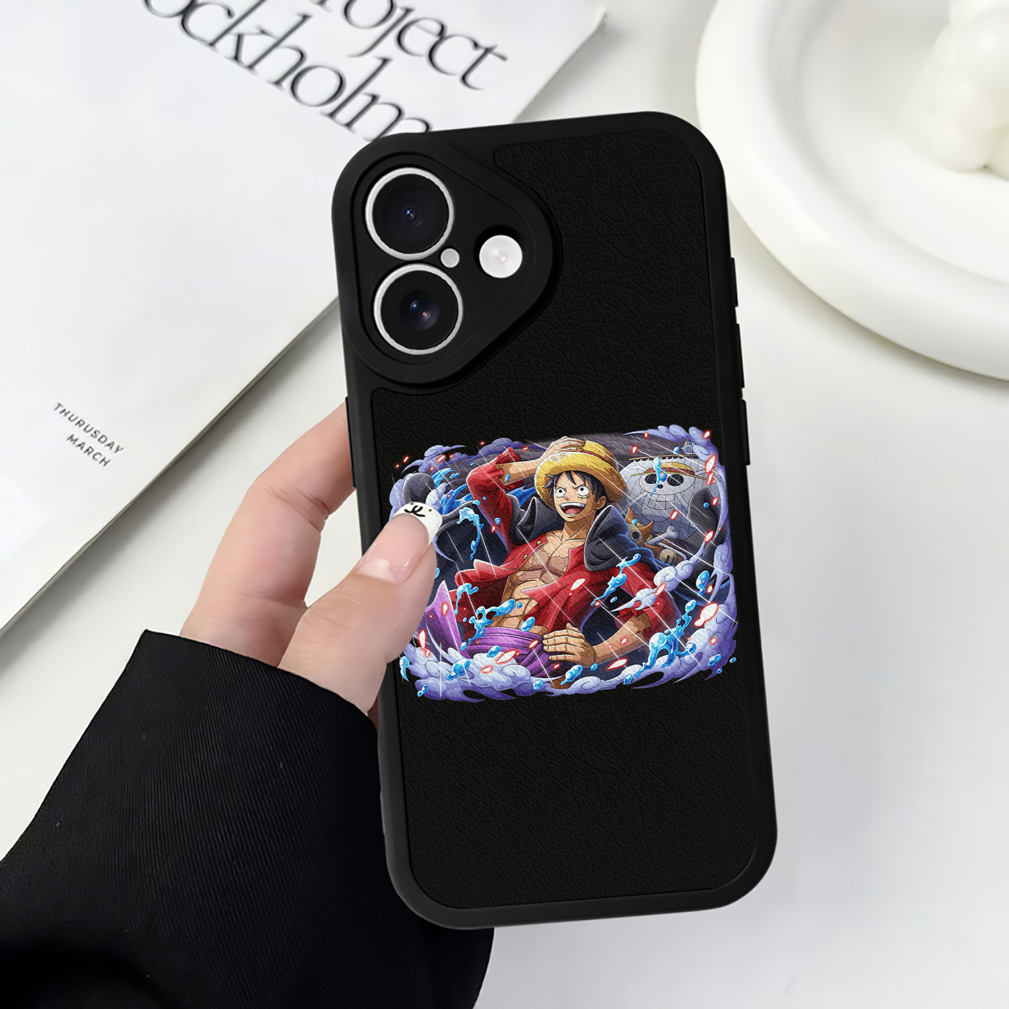 （画像用） ワンピース モンキー・D・ルフィ ONE PIECE Monkey D. Luffy 【iPhone 16シリーズ対応】シリコンスマホケース（レザー調） 材質：シリコン